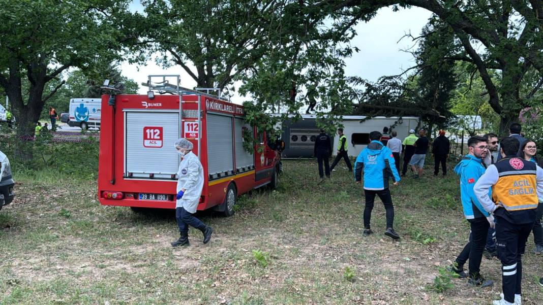 Kırklareli'nde yolcu otobüsü devrildi: 11 yaralı 3